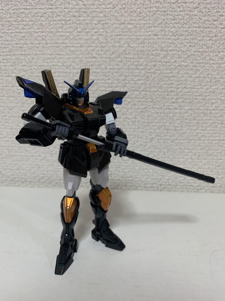 ベースはガンダムマーク2(新)で、胴体・顔・腕・バックパックを使用。
肩はHGCEフリーダムガンダム。着物の肩部分を意識しているので、ちょっと主張が強いモノって考えたらフリーダムガンダムが丁度良かったワケで。
脚はHGダブルオーシアクアンタ。膝の金色はレースアップロングブーツの紐を意識してます。エスペランサかダイアナのロングブーツね♪
格闘武器はHGジンハイマニューバ2の刀。色を塗って化粧麗人(けしょうれいじん)って名前にしちゃいます♪
鞘はその場にポイ捨てしても、次週には何事も無かったように手元にあるというご都合主義(^◇^;)
ビルドハンズの平手を切った貼ったしてるので、鞘持ち専用のおててになってます。