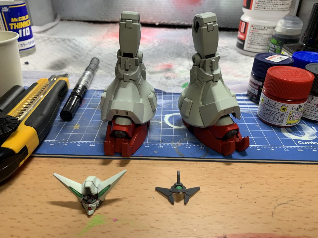 カメラアイはガンダムマーカーで塗装。ボディはトップコートでつや消し