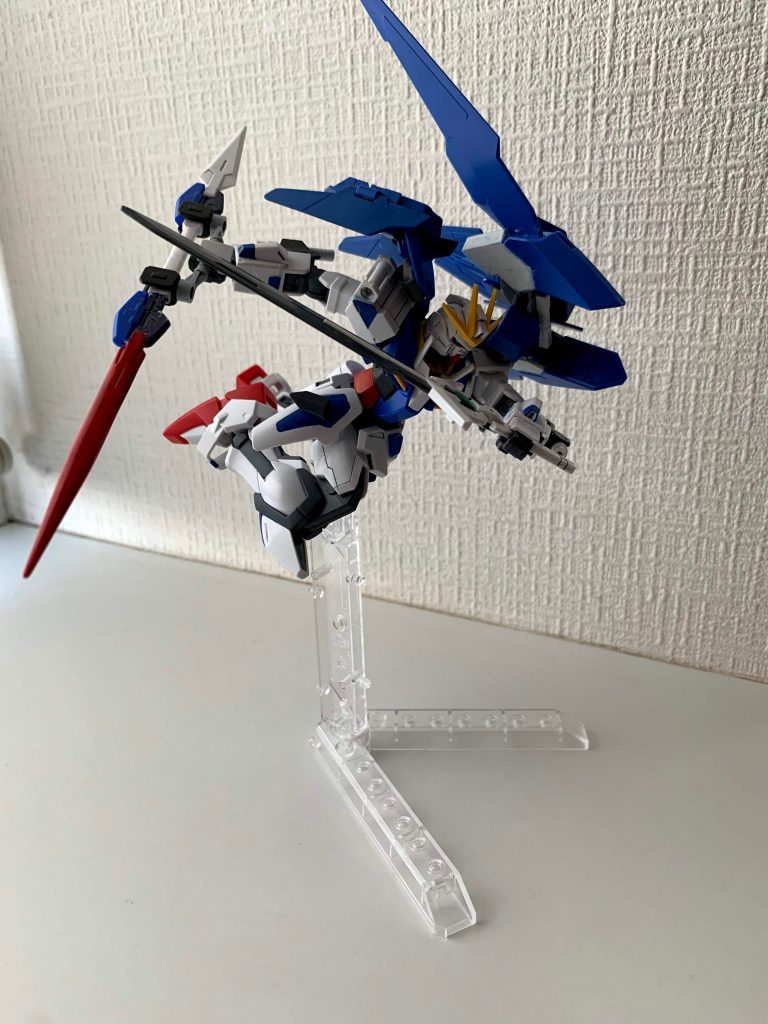 右バインダー部の装備を変更した軽装モード。この状態では一切の射撃武装を持たないが機体総重量の削減により機動性が向上しておりまた機体バランスが左に若干偏ることで通常とは異なる挙動を見せる。その特性上、一対一の近接戦闘に於いて真価を発揮する。また、GNブレイドを連結したロンギヌスモードはこの形態でないとバインダーが干渉し満足に運用できない。