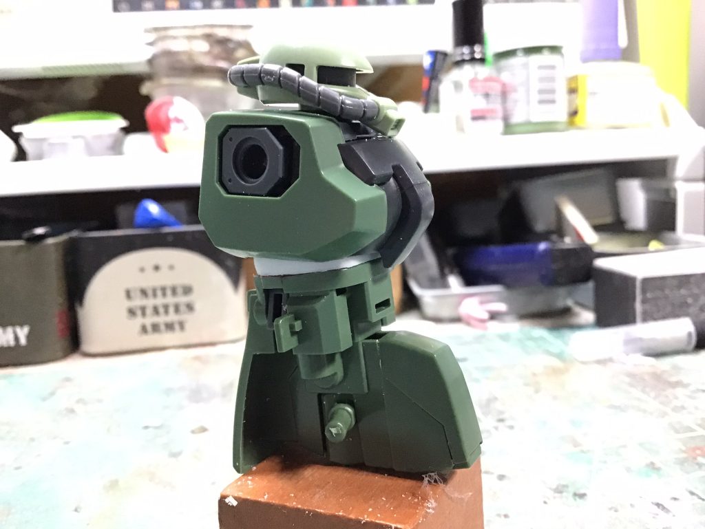 プラ板を使って、S字立ちっぽい感じにできるようスペーサーを噛ませてあります。