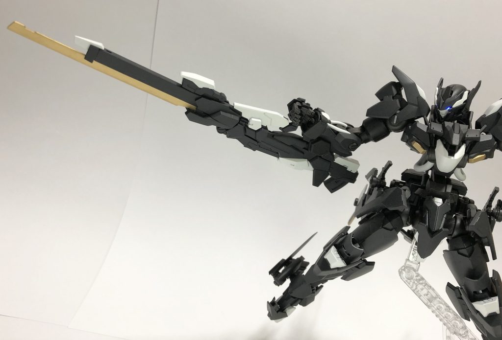 〈ブレードレールガン〉 連射性を重視した小口径の専用弾頭を使用する携行型のレールガン。砲身下部には希少金属製のブレードを装備しているため接近戦にも対応可能。
〈ダインスレイヴ発射形態〉