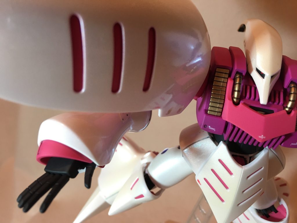 肩に自分の上半身が映りこんでます。鏡面にしようと頑張ってみたのですが、外の車とかと比べるとまだまだなのかなって思います。