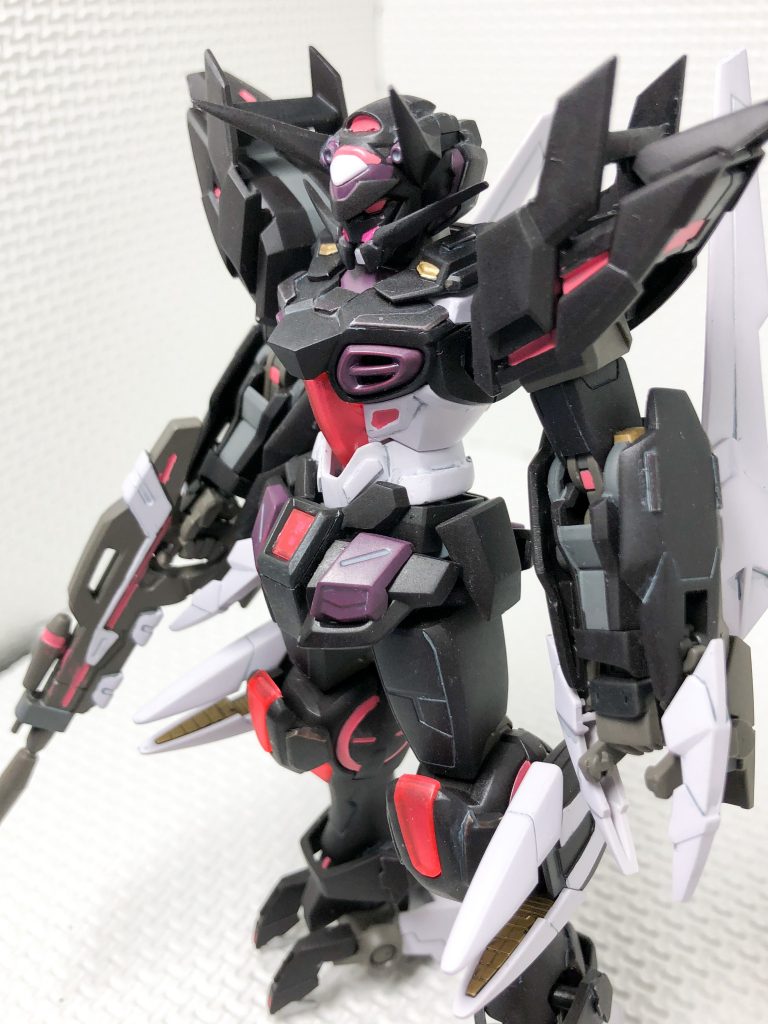 バストアップです。胸周りから腰にかけて、細身であっさりした印象だったので、プラ板とパテでボリュームアップしました。