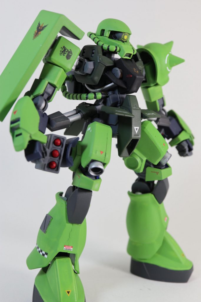 全景
元のキットはHGザクⅡとHGシュヴァルベ・グレイズをミキシングして作成しました。グレイズはスマートなMSですが、ザクと組み合わせた事でマッシブな感じになったかと思います。