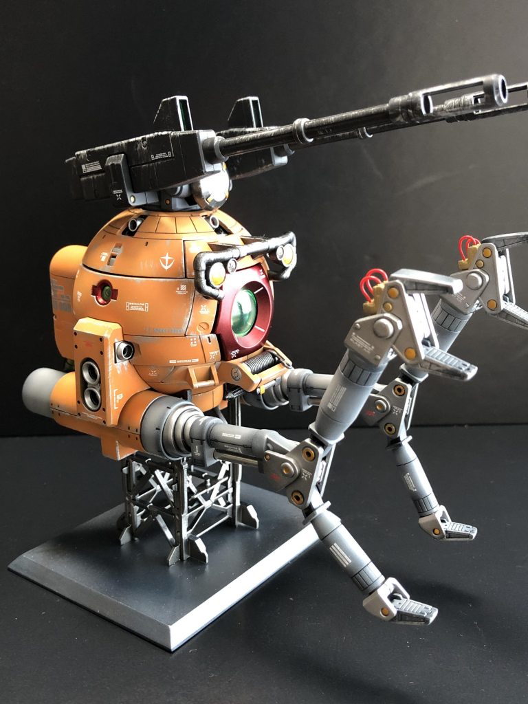 右前方から。ヘッドライトは裏からスターブライトゴールドを筆塗り、ロールバーはスターブライトアイアンにドライブラシで外装の艶消しと光沢でアクセントを付けました🤗中央部はグリーンが若干欲しく、蛍光イエローグリーンを少し吹き付けました😁
この角度が1番映える様な気がします。