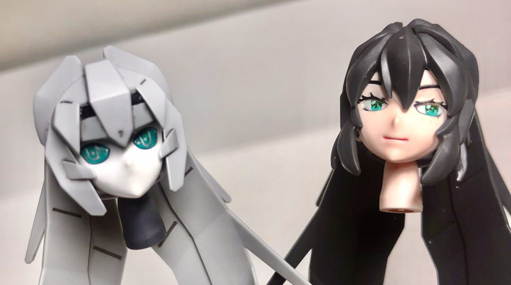 画像に写っていないリアル版のフェイスパーツ2種も含め頭部はちゃんと両方作りました。
目の塗装とかめっちゃ地獄やった。
モビルドールの方の目に入ってるラインも筆塗りで書きました。
素人に毛が生えたレベルの筆塗りでは頑張った方では無いでしょうか?(誰目線やねん)