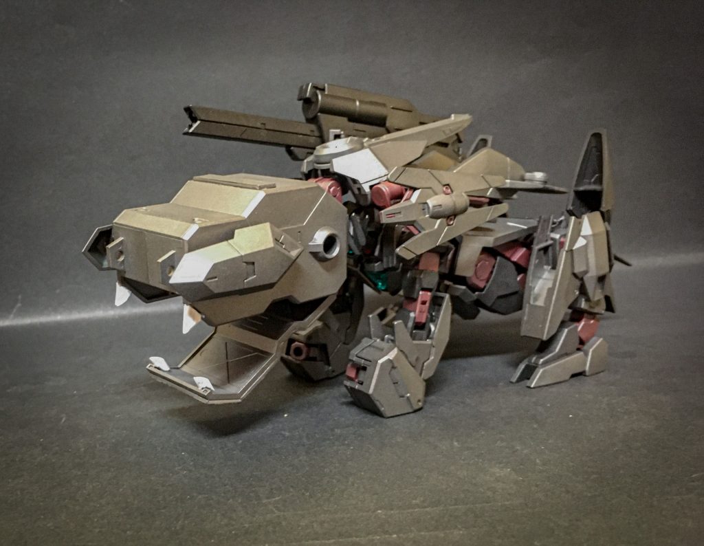 MA形態
ユーラヴェン・オベイシュ ガンダムに搭載された火力重視の形態。
四足歩行になる事で安定した射撃を、その口内に隠された武装を使用可能にする事により火力をそれぞれ実現している