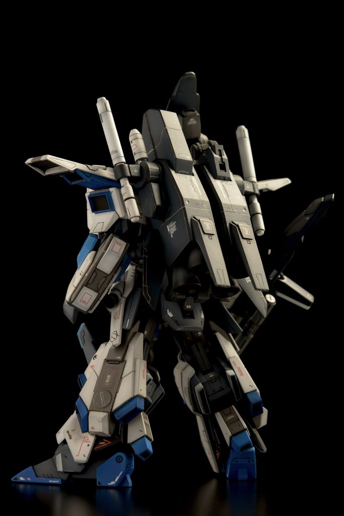 バックパックは、小改造。ミサイルポッドは延長しています。