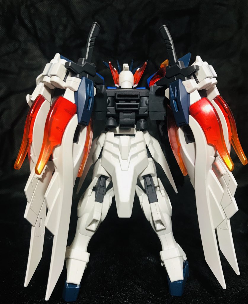 バックショット
背面のハイパーカレトヴルッフは、羽、剣としての印象が強くなるように白に変更しました。