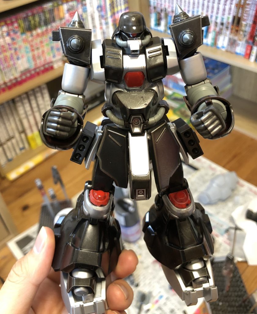 これは塗装後です。エアブラシないのでスプレーで塗装しました。このあたりに肩を試作2号機のものにすると決めたので、両肩をこれまた家にあったMGガンダムのものを拝借して、アイアンスパイクをつけて内部をパテで埋めて作りました。