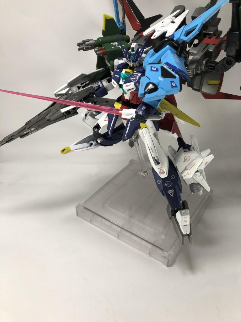 当然ですがユーラヴェンの基本武装のサーベルとライフルは装備させれました。
ゴツゴツしてる都合で派手なポージングは出来ません……