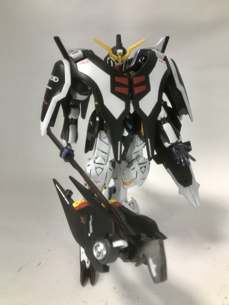 肩のフレームから特殊なエイハブウェーブを散布し相手の視界から消えて奇襲を仕掛ける