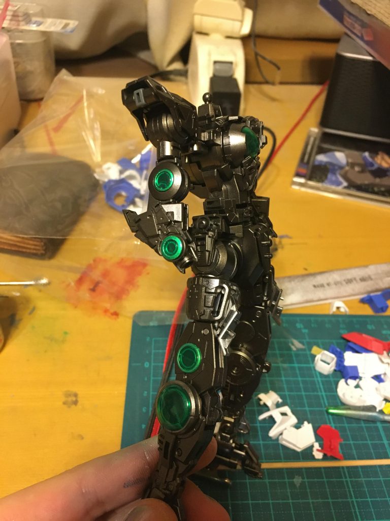 細かい過程はすっ飛ばしてまずはフレーム。ガイアの黒サフの上から大部分はガンメタル、部分的にスターブライトシルバー、アイアンを使って重厚感を演出しております。GNコンデンサー部分は周りがメタリックで真ん中がクリアという少し面白味のある感じにしました