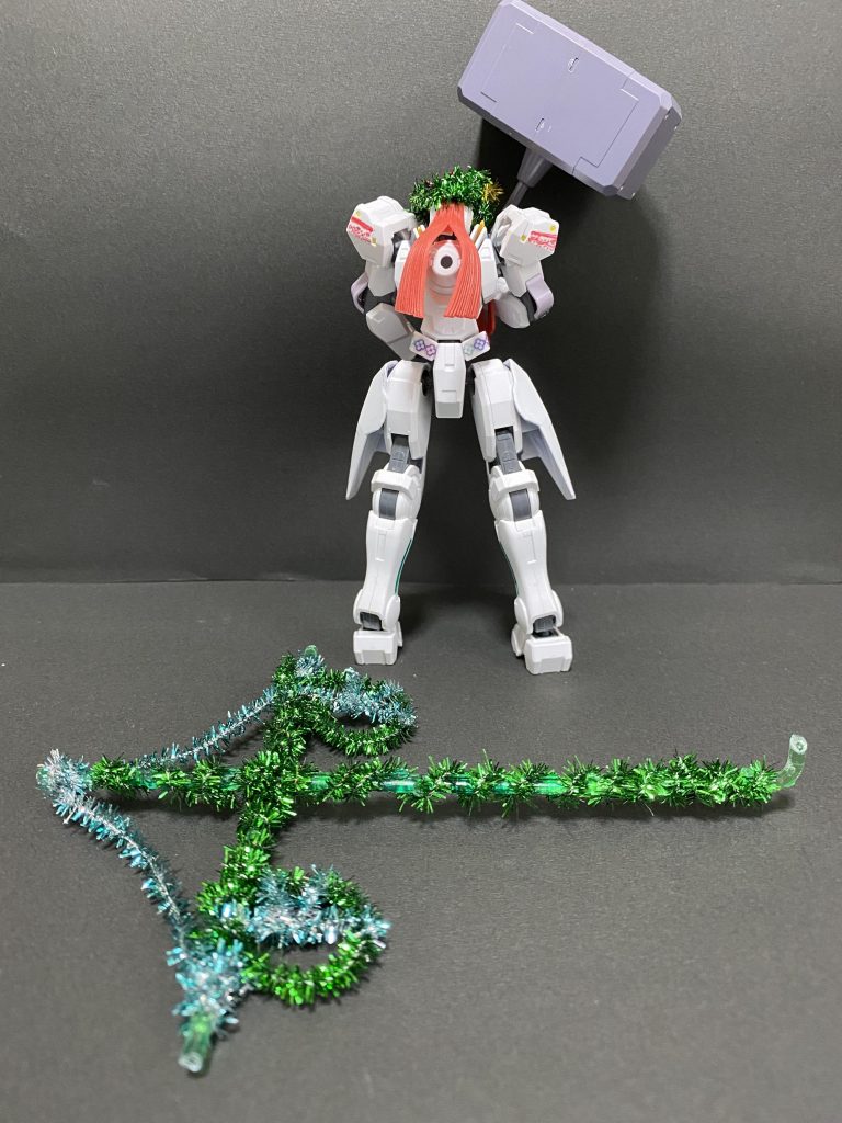 メイポール(草花が巻きつけられたポール)はランナーに百均で買ったモールを巻きつけているのと、わかりづらいけどルーン文字もモールで作っている。背中にピンバイスで穴を開けて、本体に直接挿せます。