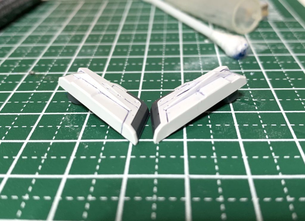 よくあるこういう途切れたパネルラインは気持ち悪いので、ちゃんとパネルになるよう各部のスジボリを延長しています。