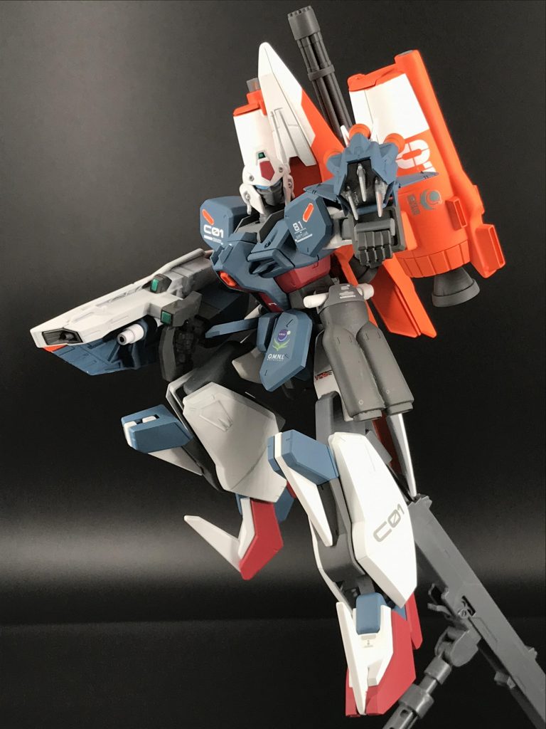 量産機っぽさを出したかったのでトリケロスからはランサーダートを取り外し、グレイプニールをNダガーNを参考にした鉤爪状に変更しました。