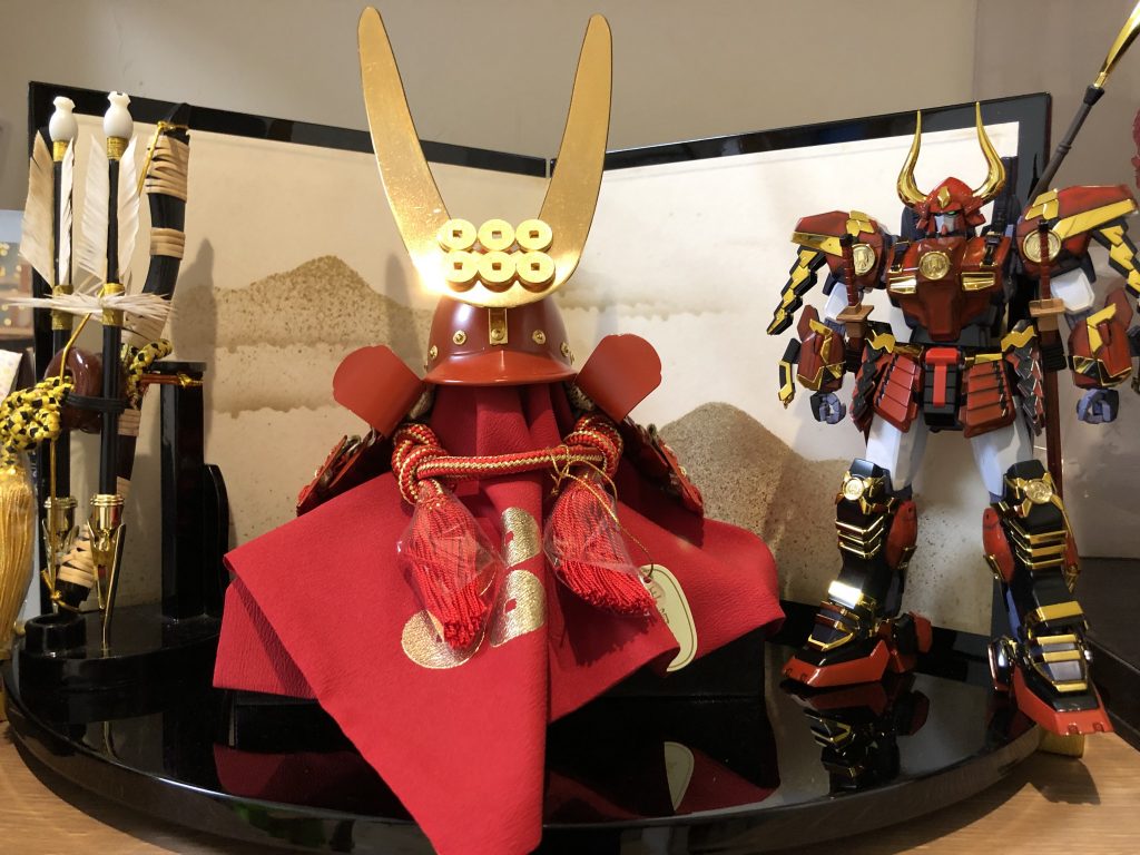 五月人形のカブトと一緒に