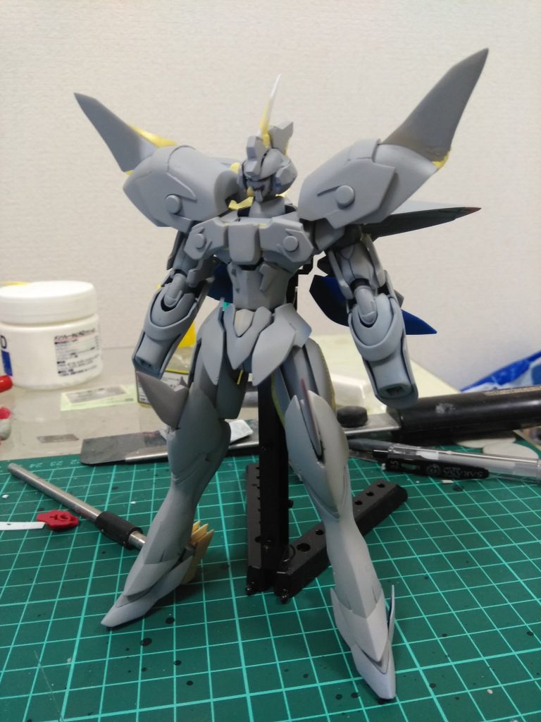 最初は微妙ですがサフるとカッコよく見えますねW
今回はコンペ用に作成しましたが締め切りに追われて最後の仕上げと撮影でだいぶ雑になってしまったのは大反省です。
せめて頭部だけでももう一回作り直そうかなぁ~、と思ってます(^^;
ゲーム中は滅茶苦茶存在感がある機体でしたが立体化は絶望的なのでどうしても欲しい方はキットベースで作ってみるのも良いかもしれませんね(スクラッチよりかは楽なはず・・・)
以上、ヴェルトール・イド改造でした。
細かい事はブログにも書いてるので良かったらご覧頂ければ幸いです。
ではでは~