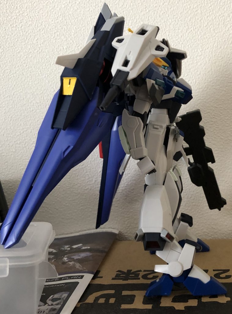 サイド。腕にもハードポイント付けといたけど武装決まってない…