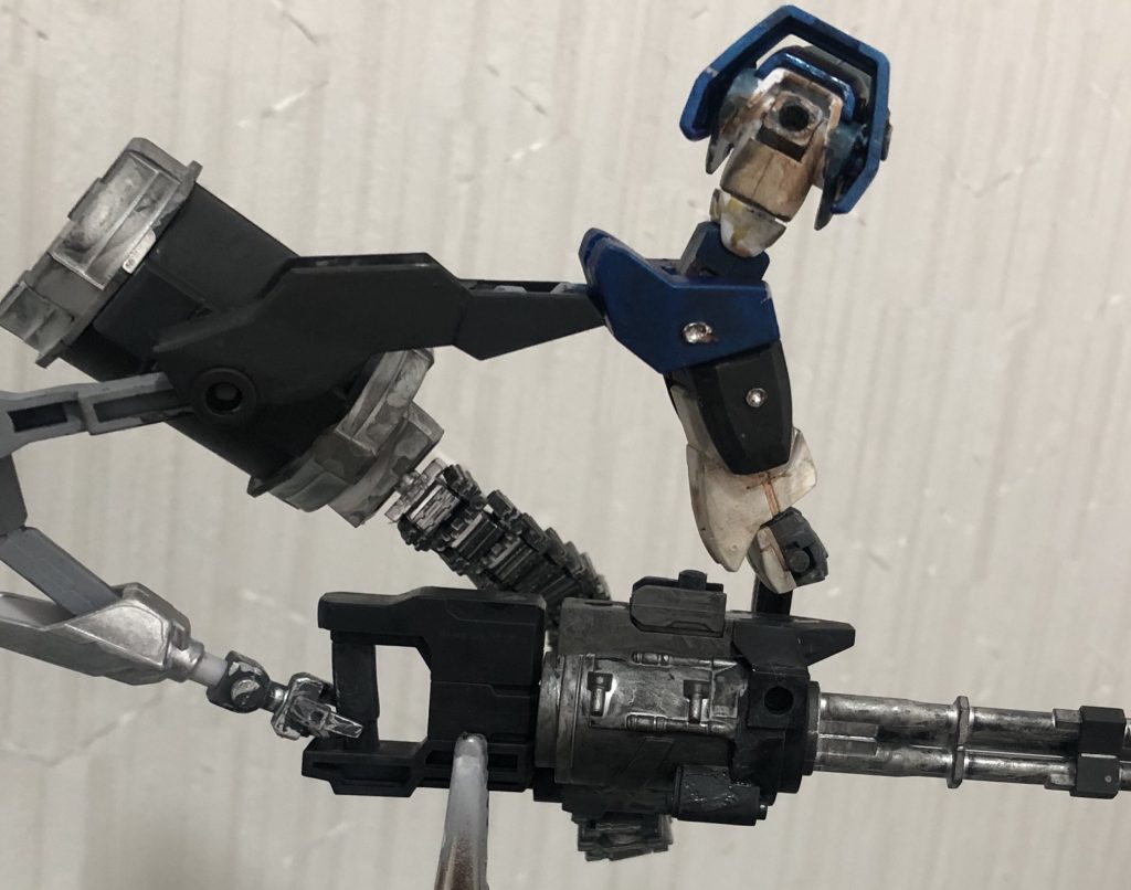 片手でトリガーを握れなかったのでサブアームに握らせています。