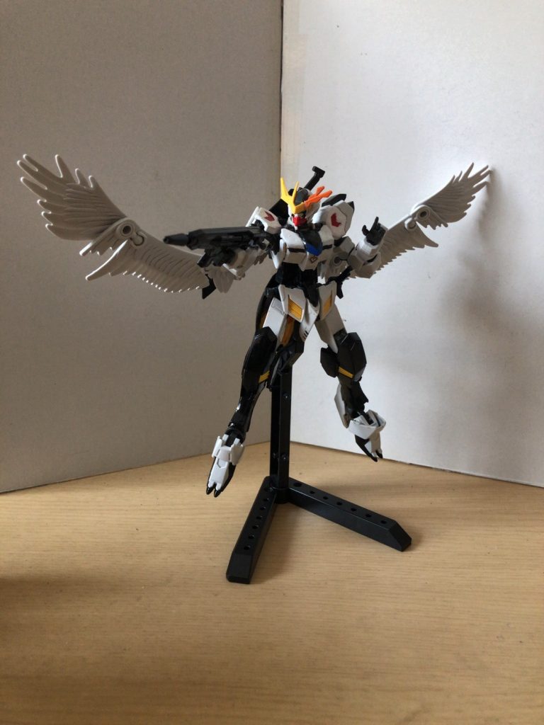 この機体は「(自分なりの)原点にして頂点」を目指して作りました。「ウェルテレスフィ」というのは造語で「ウェルテクス(ラテン語で「天頂」の意)」と「プロエレスフィ(ギリシャ語で「起源」の意)」から来ております。 「天頂の起源」…………「原点にして頂点」と意味は変わらないですね!
さて、武装の説明に入るとしますね
まず、専用ライフルです。 フラウロスのライフルをそのまま使ってます。 普段は右のサイドアーマーに装備してます。 
次に背中の羽です。  ビーム攻撃は吸収して本機のエネルギーに変換されます。 実弾攻撃にもVPS装甲を使用してるため、高い防御力を有してます。