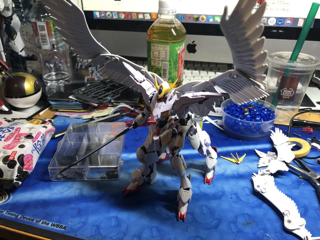 最初は色々なものを背負わせていました
やっぱり光の翼を背負わせるのはアリなのでは?