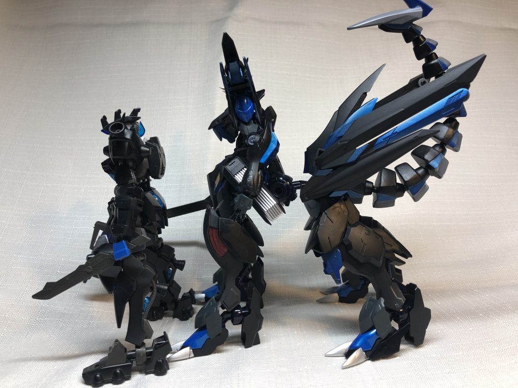 最後にチーム機であるビルドウヴァルと並べて
サイズに差がありすぎますね、
連携という連携は無く、主にオロバスが暴れて敵を倒す裏でウヴァルが背後に回り狩り残しを倒す、といったものになります。
今回もこのような拙作を最後までご覧頂きありがとうございます!
自分の好きな色の青を多めに使えたことや口の開閉ギミックを仕込めたこと等、個人的に満足な部分の多い作品になりました。
ただチーム機であるハズのウヴァルとカラーリングがダダ被りしたのは失敗だったかなと
次回からでも様々な色に挑戦していきたいと思います!
今後とも何卒よろしくお願いいたします