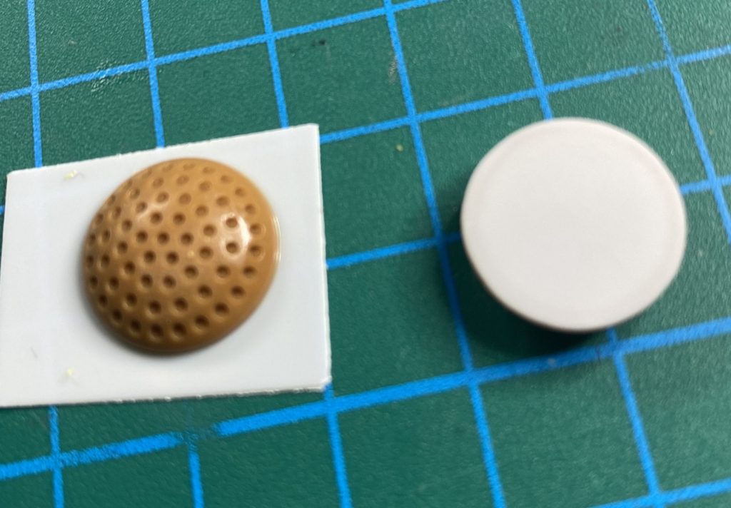 背中の赤いアレは接着面が少ないので面で接着しました