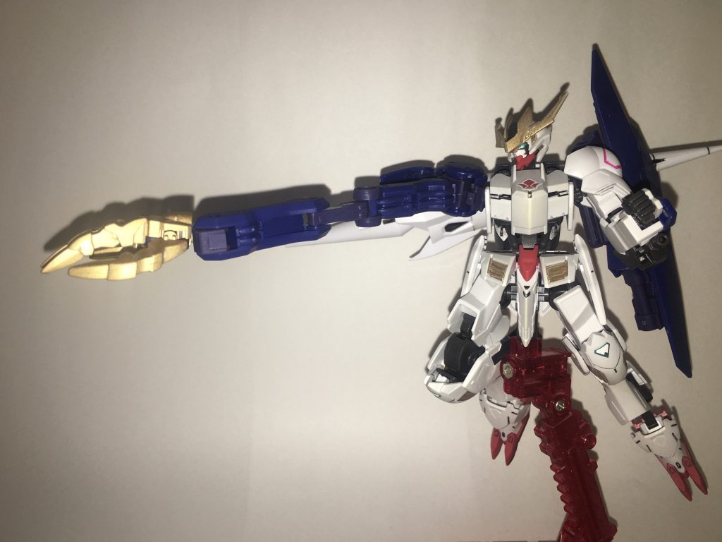 ディスタントクラッシャー。伸縮自在の右腕。リーチ(腕の長さ)を調整することで、様々な射程距離の相手を攻撃できる。