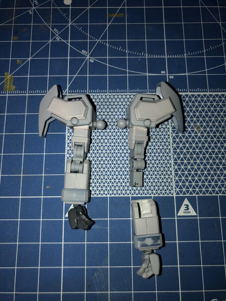 肩のスパイク的なやつは削って引っ掛けるような感じでつけてます。
肘から下はデュエルのをつけれるように加工。