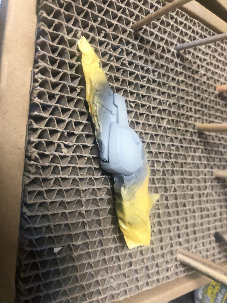 足の合わせ目消し。
フレーム塗装後マスキング。
外装はめて瞬着で合わせ目消してから塗装。
最後にフレームのマスキング除去。
我ながら適当にマスキングしたのにキレイに剥がせてよかった。装甲裏はあらかじめ黒塗りしてます。