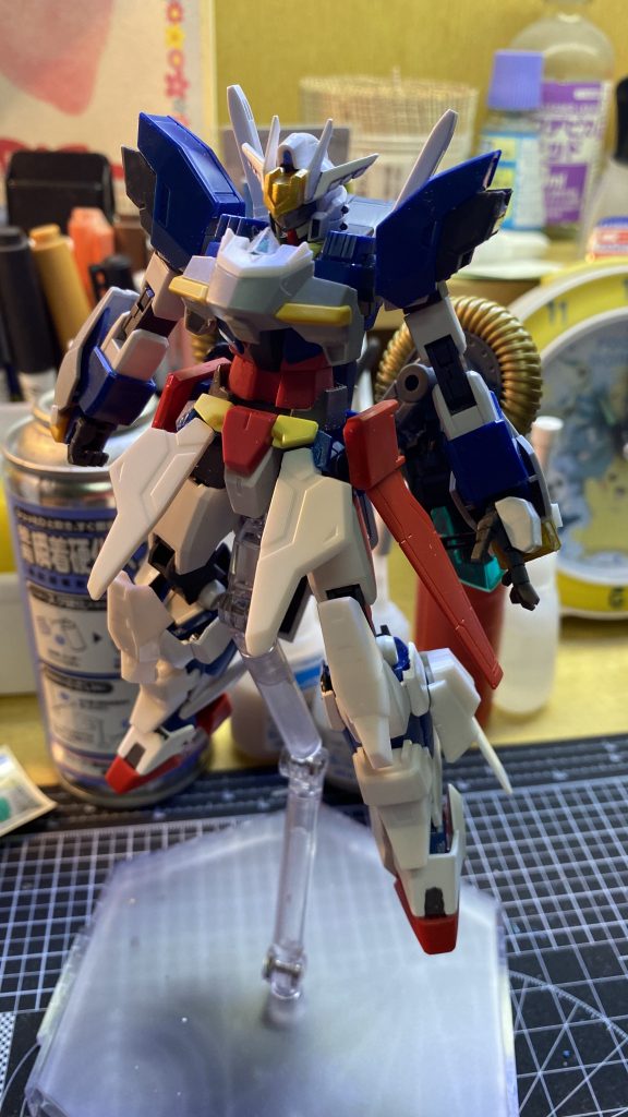 塗装前と仮組み状態。
ホントはシンプルにする予定で塗装してこれで終わらせるつもりでしたが塗装後にジャンクパーツ箱を除いたらデスティニーの翼が見えてしまったのでヴォワチュールリュミエールと言えば…と勢いで取り付けてボリューム過多な感じになってしまったかと…でも後悔はしてない!