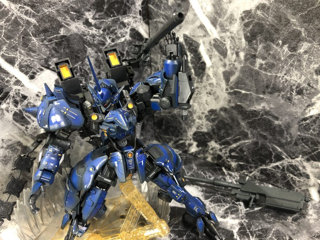 遠距離武装は滑空砲を2丁装備。
1つにつき1発のみの設定にしています。
強襲機らしく使い捨てていくスタイルで!だってその方がかっこいいですし!😆
1発と言えど一撃の威力を高めているためダーインスレイブ並みの火力を秘めているとか…。