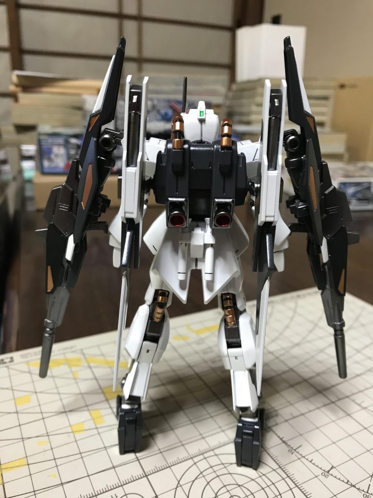 背面
いじった箇所はモビルスプリングに動力パイプを変更したのと足のシリンダーを別パーツにした事くらいでしょうか。
結果は残念な事になったのは言うまでもないと言いますか.....