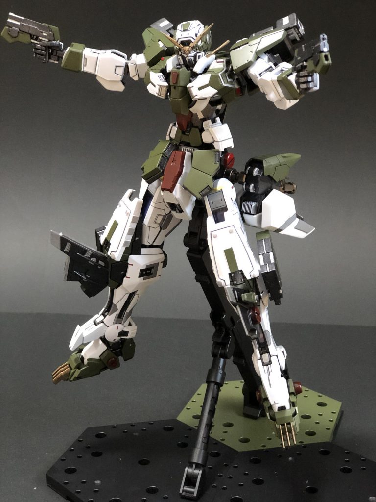 GNビームピストルは近距離戦闘時の対後方支援機戦でも活躍してくれる。