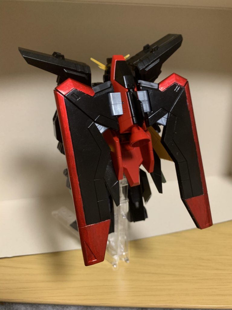 背面。もともと肩やバックパックの赤は塗らない予定でしたがあまりにもコレジャナイ感があったので塗りました。