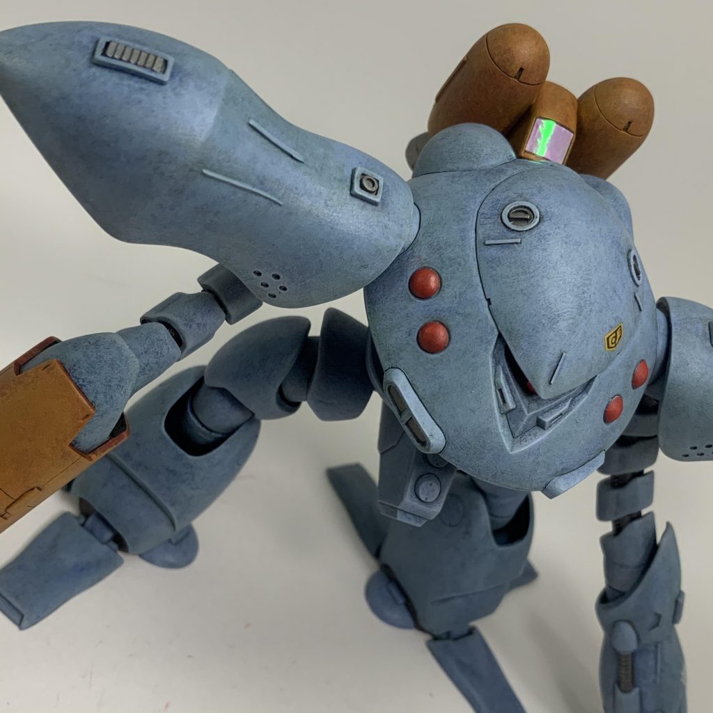 塗装は黒下地にファレホ筆塗り。自分でも納得できる色味と質感を出せたと思います。ブースターパックのライト部にはダイソーの偏光テープを使用。