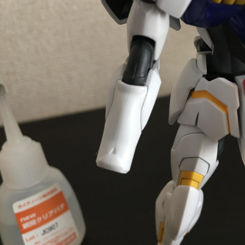 手足やキャノンなどの中央に目立つ合わせ目がありますが、「成形色仕上げなので模型用接着剤を使うと後々接着部分の色味が変化して悪目立ちするのではないか」と考え、合わせ目部分はクリアパテで接着してなるべく目立たないようにしました