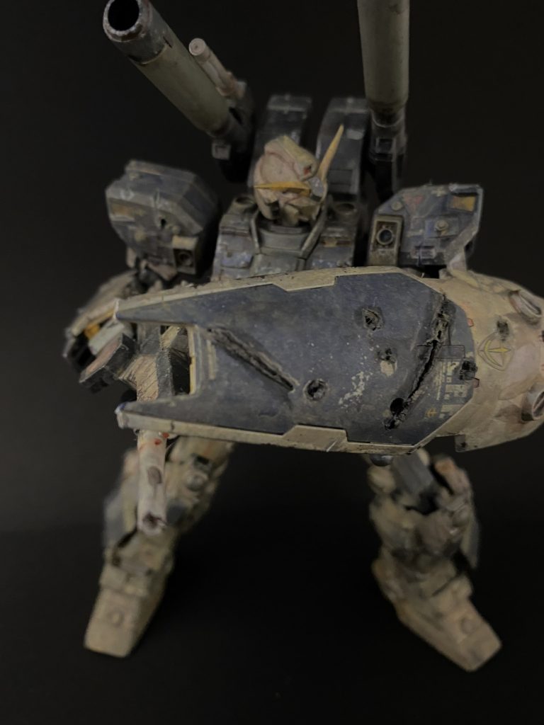 シールドはザクマシンガンとヒートホークを受けた傷をイメージして加工しました。塗装も凝ったので焼け焦げた感じが出てると思います。