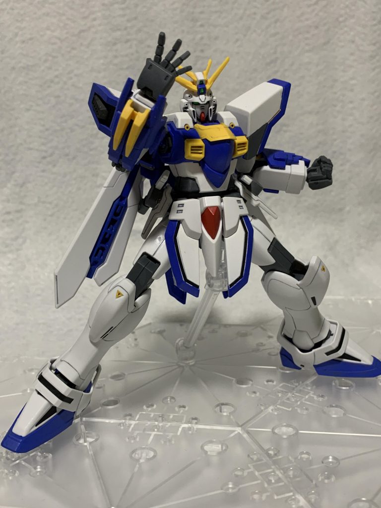 ガンダムファイトスタンバイ!ハンドパーツは次元ビルドナックルに交換しました。間接の可動範囲が狭いのでアニメのように力の入ったポーズは無理です。ビルドバーニング系とミキシングしたほうが良かったかも…。