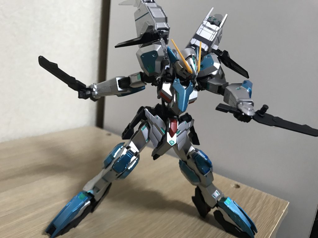 撃ち尽くせば最後はもうこの短剣のみ、速さを活かした格闘戦を挑みます