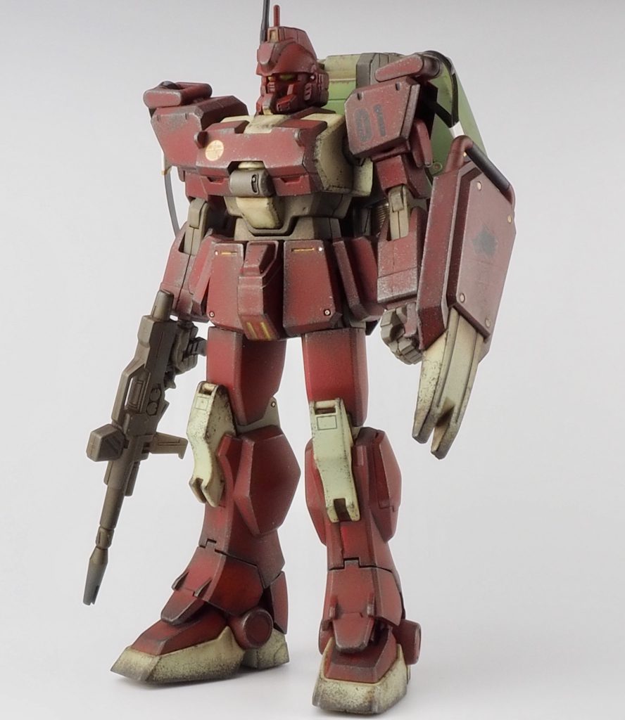 ファレホを使ってエアブラシ塗装、カメラアイはガイヤのエナメルイエロー、水性ホビーカラーの焼鉄色でチッピング、ガンダムマーカーリアルタッチマーカーのブラウンでボカシを入れています。