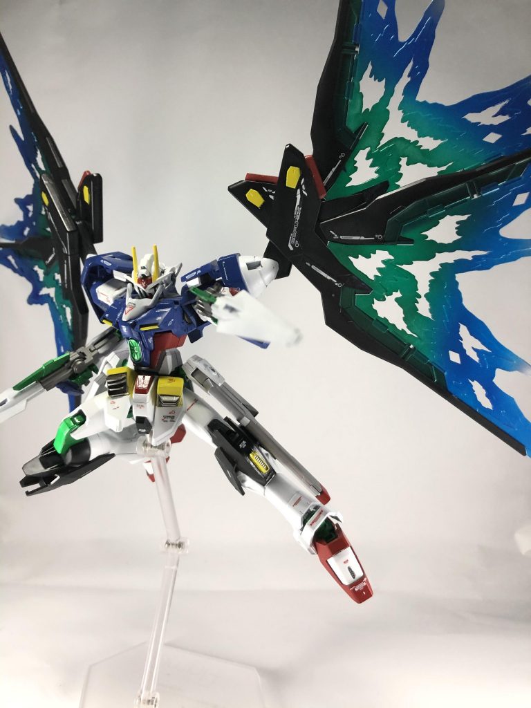 サムネ見てもらったらわかると思うんですが今回たまたま運良く光の翼が手に入ったのでヘッタクソですがグラデーション風に塗装してみました。
限定物の塗装は代わりが効かないので緊張します……