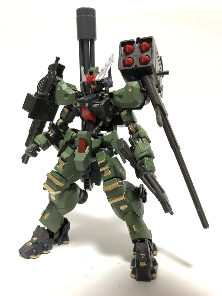 フロント。
ダイバーの趣味で全身緑一色、銃火器がそこら中にマウントされている。