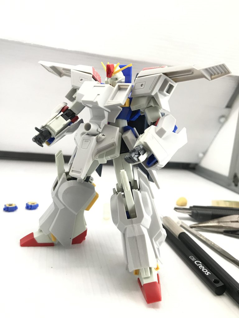 仮組み状態。ここから、腕のアーマーは脱着できるギリギリまで幅を詰めています。
動体アーマーは裏面を削り込んで胴体と密着させてます。
足アーマーは脱着を考慮して幅詰めせず、その代わりに膝のUの字型突起を大きく延長しています。このキットはMG FAZZなどと比較すると、ここが非常に短く、短足感はこれが原因だと踏みました。