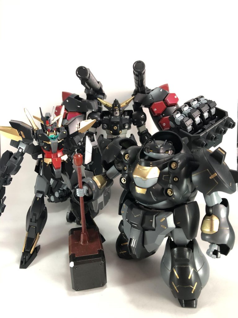 これにてチーム「ゴリラと愉快なゴリラたち」のメイン3機が揃いました！
空飛ぶウザいゴリラ、不憫なカチカチゴリラ、子ゴリラのバーカーサーゴリラでした

これからもゴリラのガンプラを作ってはチームに入れていくつもりなので今後ともよろしくお願いします！