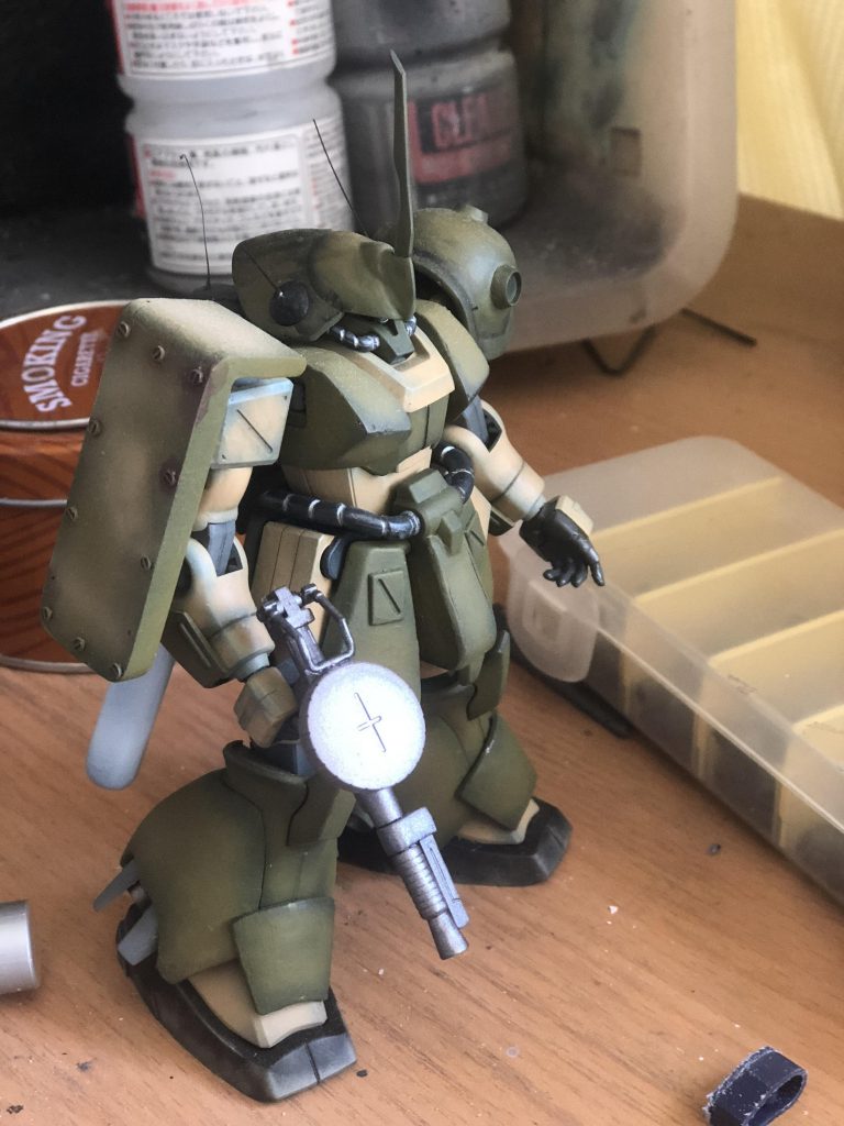 シールドはプラ板で自作しました。
武装は旧キット砂ザクから拝借。
伸ばしランナーで、それっぽいアンテナ的なもの付けてみました。
毎度毎度、雑な仕上がりです。