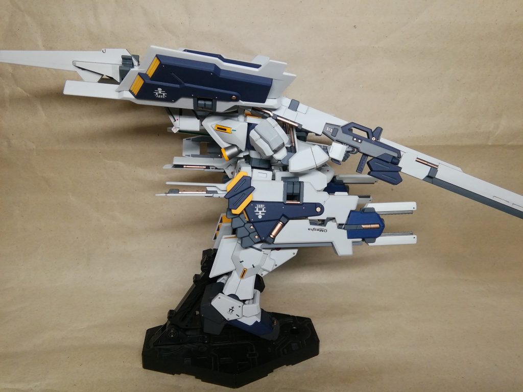 ロングブレードライフルはアウスラに装備させた為１本しか用意できず腰部フルドドクローユニットにはジャンクから見付けたモノ(フレームアームズの腕？)を噛ませています