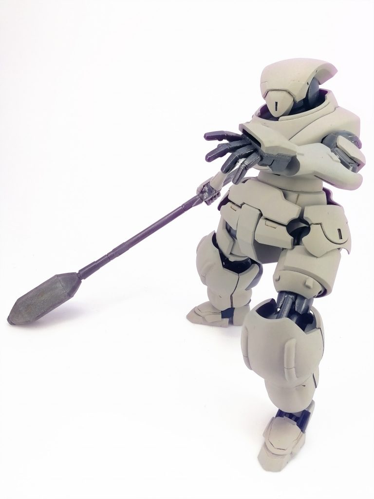 鉄のメイス
騎士と共に受け継がれている魔導金属の軸棒に鋳鉄の塊を取り付け戦槌としたもの。
この軸の本来の先端が何であったのか、そもそもに元より武器であったのかすら定かではないが騎士と同じ素材の軸は真鉄よりも固い。

バルバトスのメイスの刃を切り飛ばして頭部分に鋳造表現を入れた物。