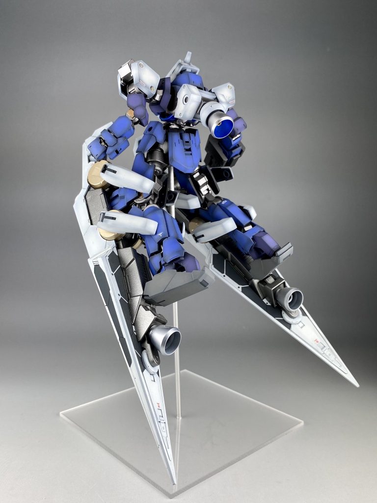 実はポリキャップ丸見えの漢らしい設計。
見えるポリパーツはガイアのマルチプライマーを吹いてからメタリックで塗装。今のところ剥がれる気配は無い。